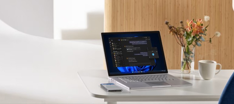 Tekening van een laptop en cloudapplicaties