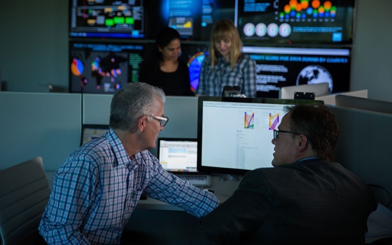 Two employees analysing in Dell tech room