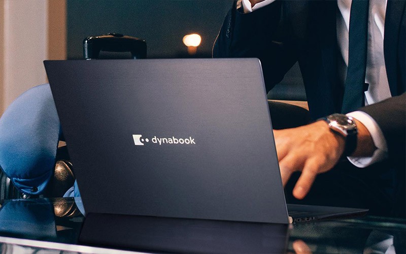 Experience full mobility for professionals Man using Dynabook Tecra