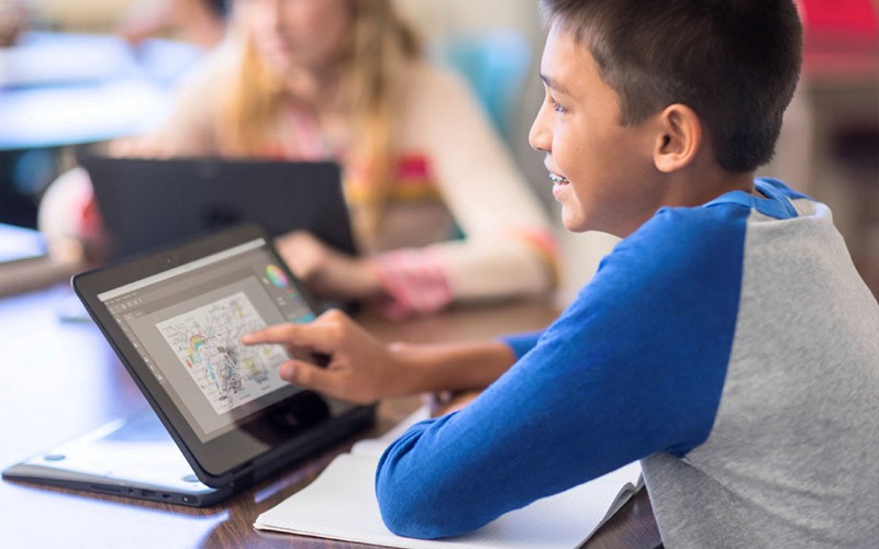 Student using a touch-screen device from HP