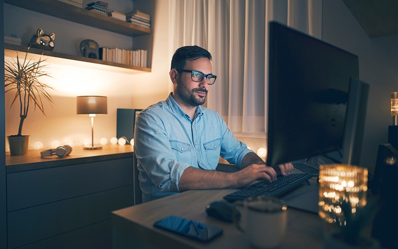 Discover DRAM at Insight. Man on PC