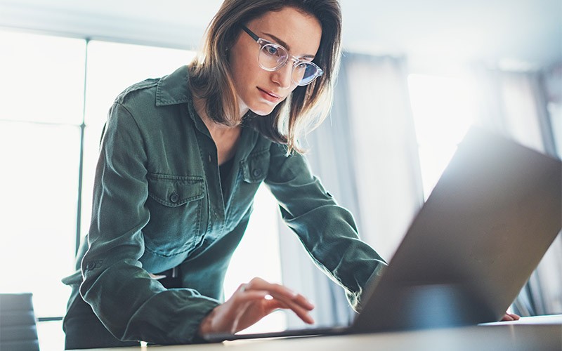 Get a free discovery workshop Woman using laptop