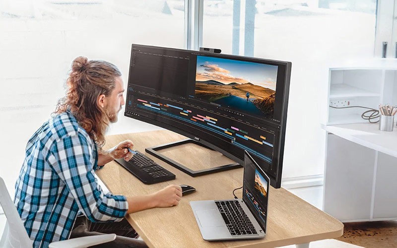 Simplify your connections Man in checked shirt using a Philips display