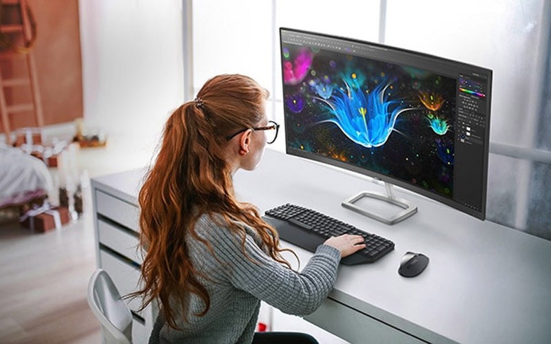 Embrace your field of vision Woman using a curved monitor