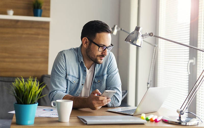 Rapidly assess the impact of IT on user experience Man working from home while using mobile device